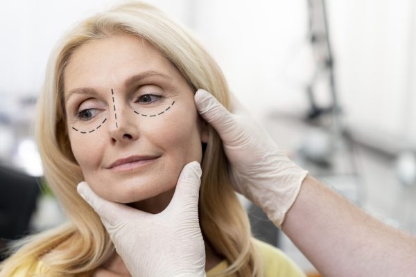 mulher-se-preparando-para-cirurgia-de-nariz(1)